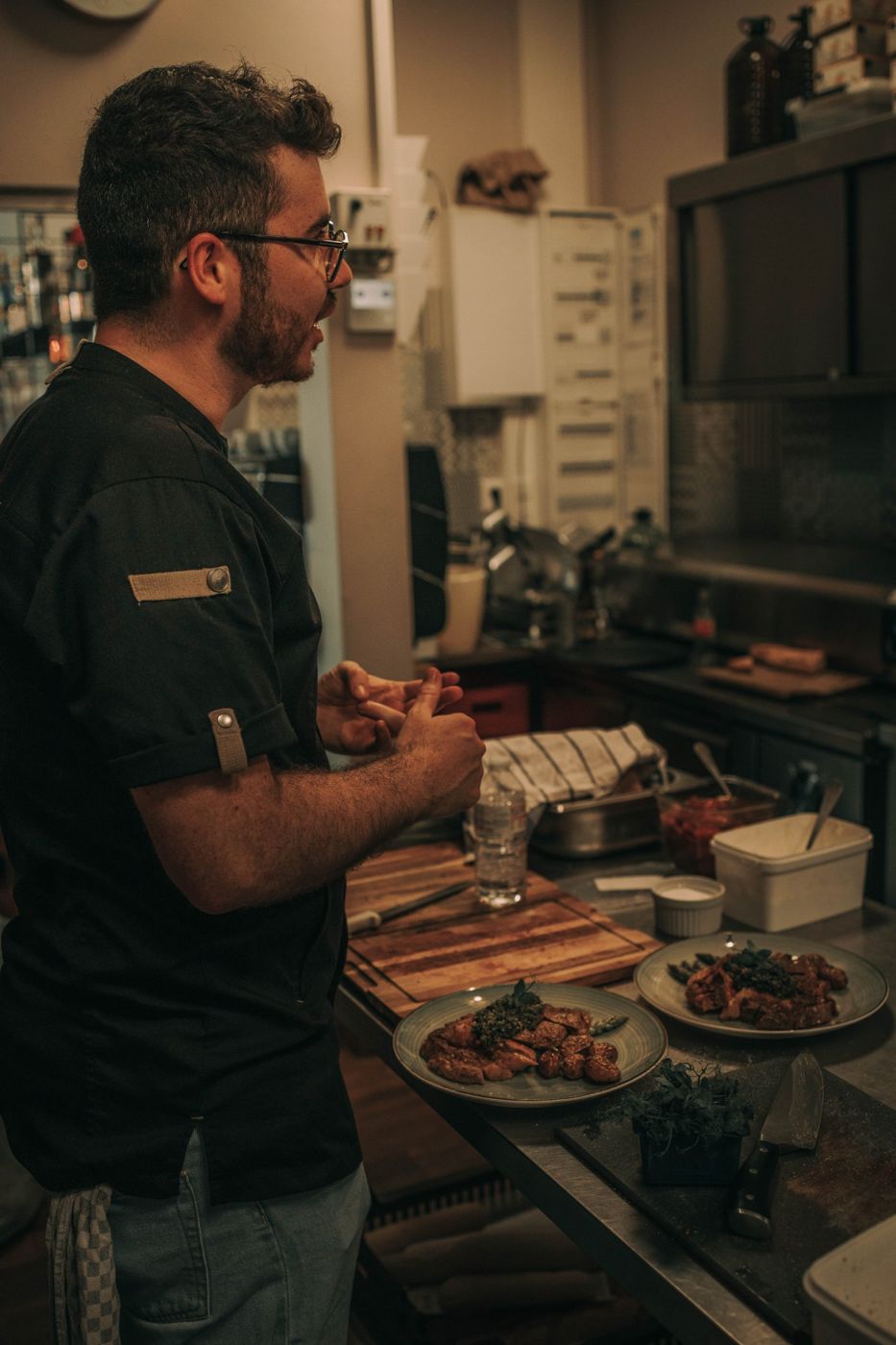Thomas in the kitchen, talking guests through the plates